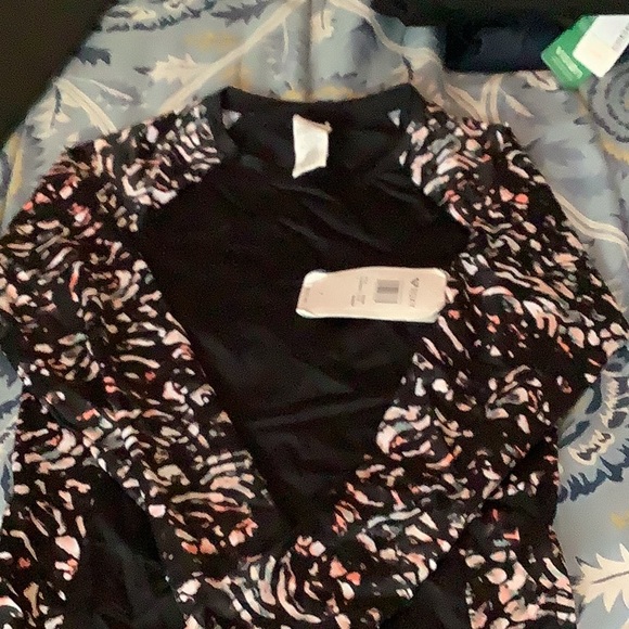 Roxy rash guard nwt - Picture 2 of 3